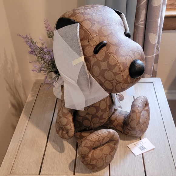 Coach X Peanuts Snoopy collectible plush - Picture 4 of 9